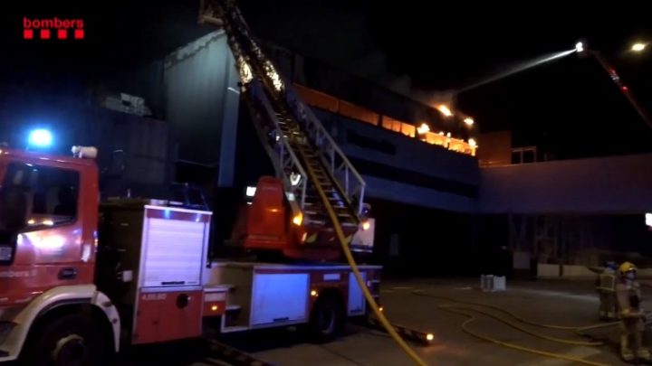 Incendio estabilizado en naves industriales de Vic