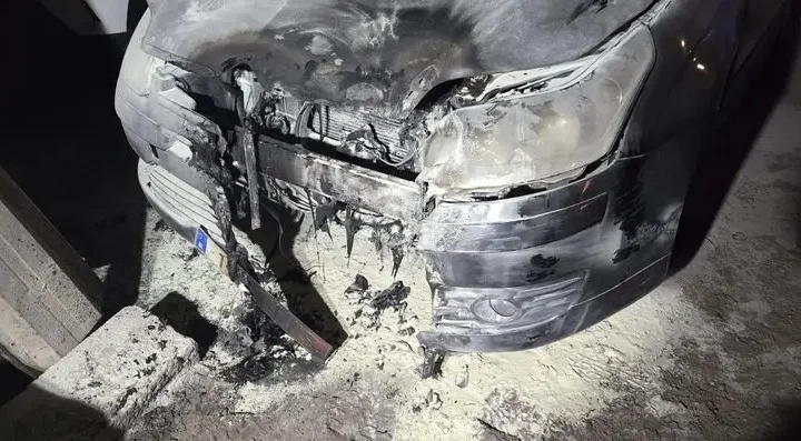 Vecinos sofocan el incendio de un coche en Arrecife con un extintor