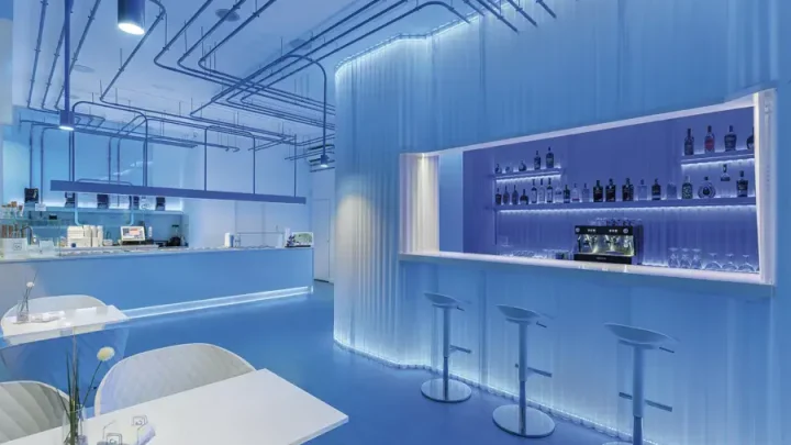 Interiorismo en heladerías modernas: innovación, funcionalidad y mesas de acero inoxidable en la hostelería contemporánea