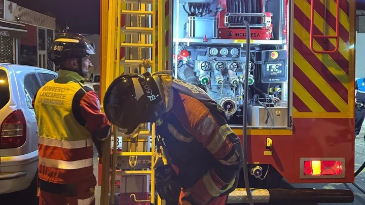 Bomberos de Lanzarote afrontan incendios en Costa Teguise y Puerto del Carmen