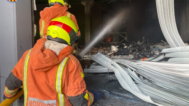 Termina el confinamiento en Albuixech tras un incendio industrial controlado
