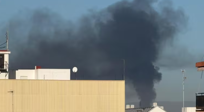 Enorme columna de humo en València: incendio industrial arrasa en Quart de Poblet