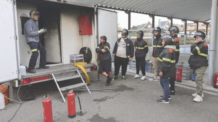 La escuela taller de Castrillón aprende a desenvolverse ante el peligro real con formación