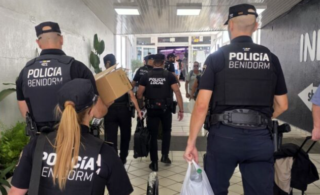 La Policía Local de Benidorm frena la venta de miles de productos falsos