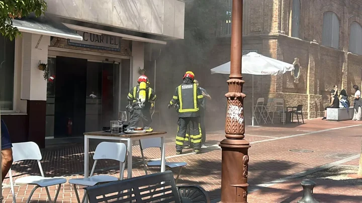 Incendio en el centro de Huelva: el fuego en la cocina de un bar alerta sobre la importancia de la prevención