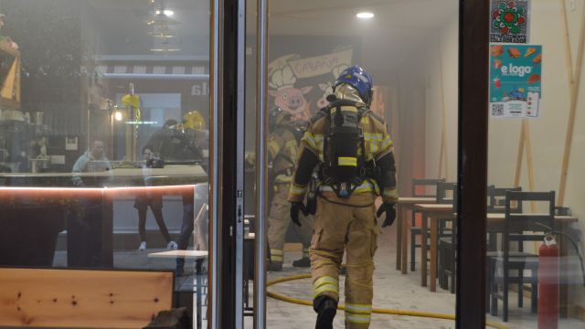 Incendio en una brasería de Ribeira: La rápida actuación del personal evitó una tragedia