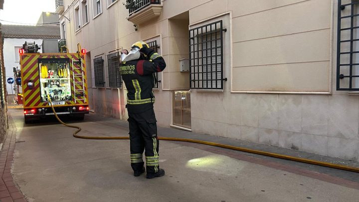 Un incendio por una manta eléctrica provoca graves daños en una vivienda de Campo de Criptana