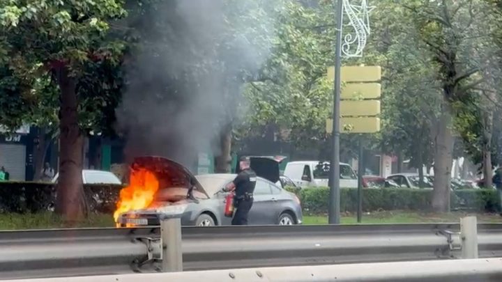 Coche se incendia en la avenida de Catalunya de Valencia: rápida actuación policial evita un desastre