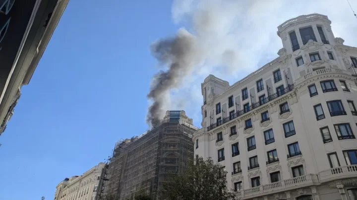 Gran incendio en la Gran Vía de Madrid paraliza la ciudad y moviliza a los equipos de emergencia