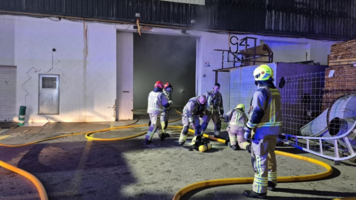 Incendio en una nave de Castellón: las llamas arrasan una planta de tratamiento de madera