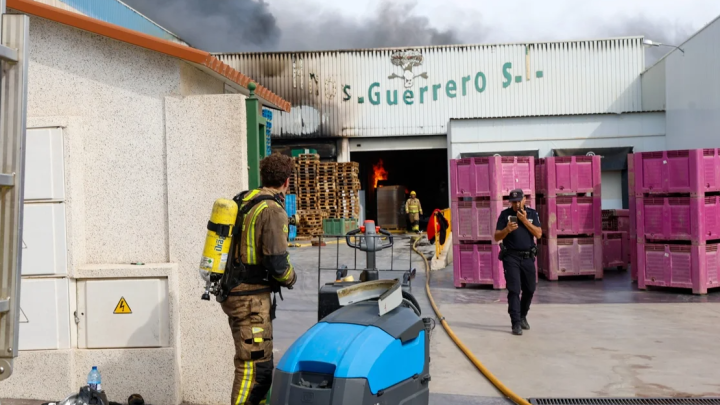 Fuego arrasa almacén de brócoli en Lorca: consecuencias para los agricultores