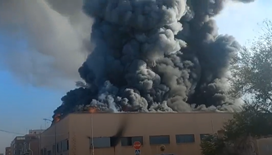 Llamas arrasan antigua planta de fabricación de piezas de coche en Bonrepòs