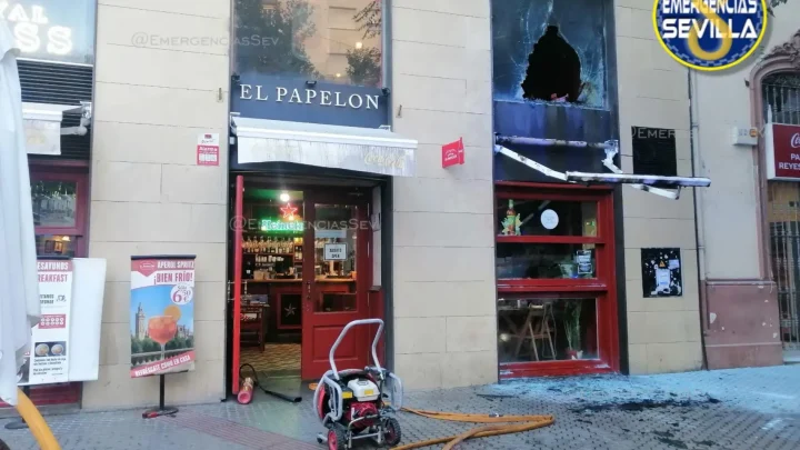 Susto de madrugada: Un bar en Reyes Católicos (Sevilla) queda calcinado tras un virulento incendio