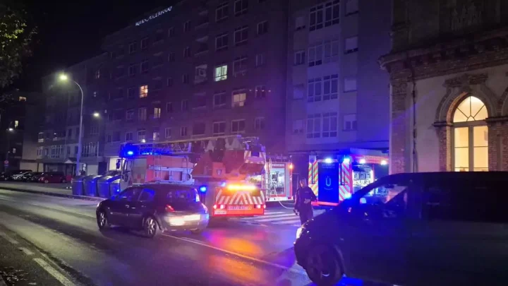 Incendio en vivienda de Vilagarcía deja a un hombre intoxicado por humo. Actuación inmediata ante dos emergencias urbanas en la misma noche.