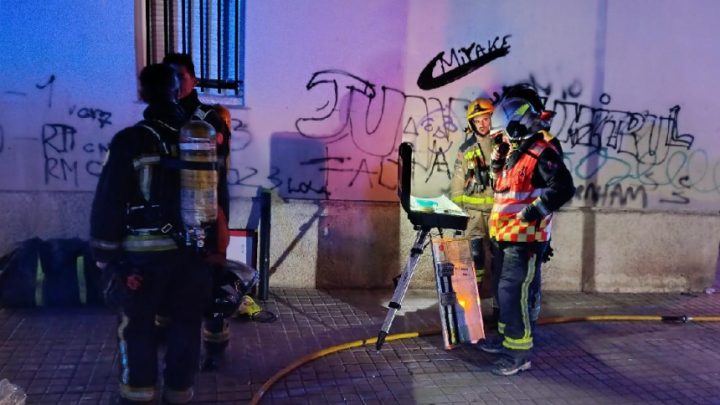 Incendio en Badalona deja ocho heridos y moviliza un amplio operativo de emergencias. Una madrugada marcada por un fuego devastador.