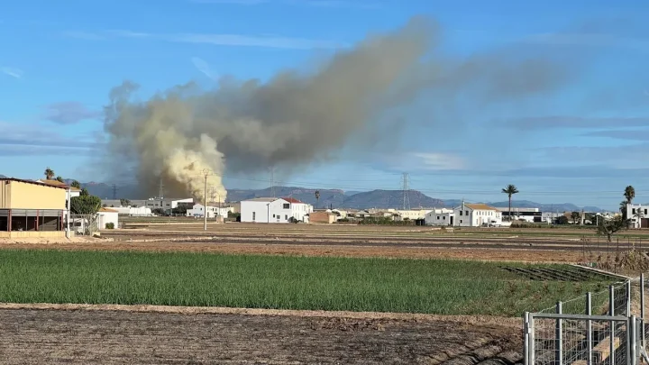 Incendio en una nave de desguace en Alboraya: análisis detallado de la emergencia