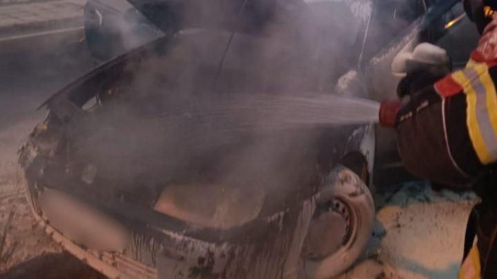 Incendio nocturno en San Bartolomé genera alarma vecinal por un vehículo envuelto en llamas. Emergencia en plena madrugada