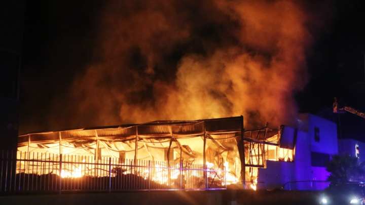 Incendio en el polígono Finca Lacy: una nave industrial queda totalmente calcinada
