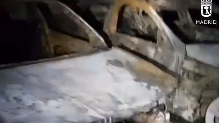 Un fuego en un aparcamiento de La Latina destruye siete coches. Análisis de riesgos y prevención.