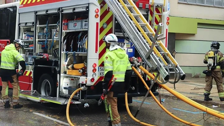 Atendida una mujer por intoxicación tras el incendio de una cocina en Burgos. Un incidente que refuerza la importancia de la prevención en el hogar.