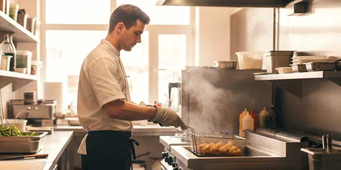 Cómo elegir entre los distintos tipos de freidoras industriales. Guía profesional para seleccionar freidoras industriales eficientes y rentables.
