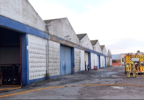 Incendio devastador en La Canonja: 25 vehículos arrasados en una nave industrial