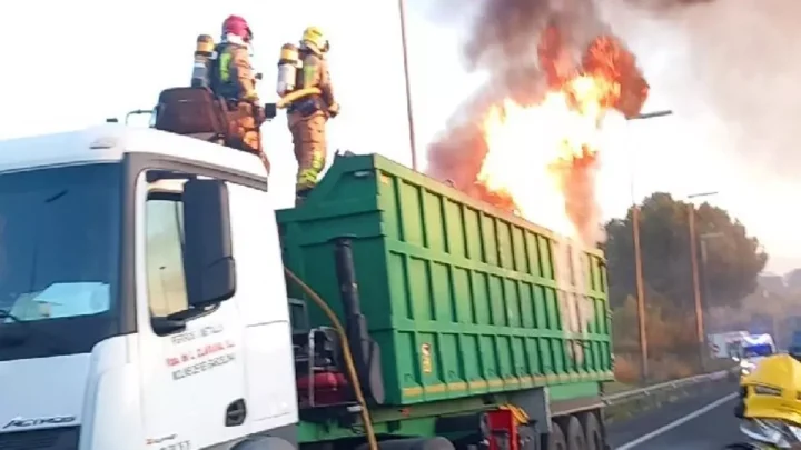 Incendio en un camión provoca severas retenciones en la B-30 y complica la movilidad en el Vallès. Una mañana marcada por el colapso en las principales vías.