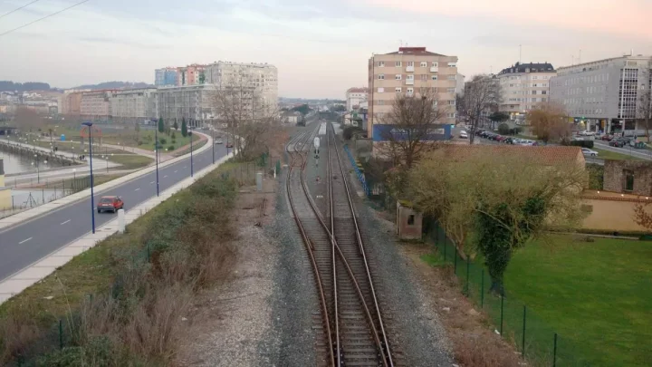 Incidente ferroviario en Culleredo obliga a evacuar a 21 pasajeros. Detalles iniciales del suceso.
