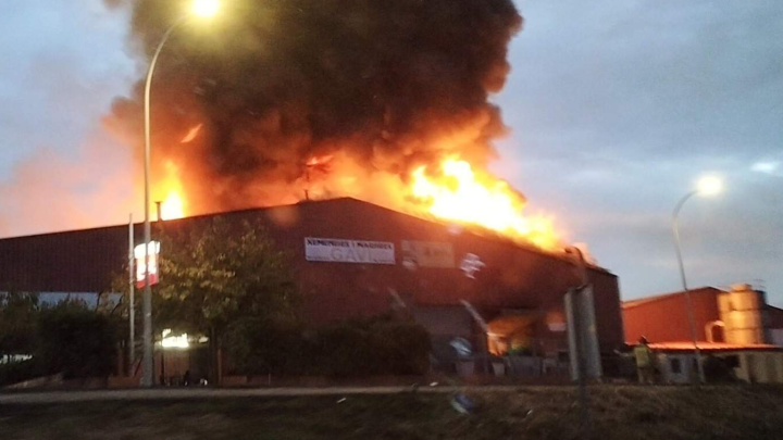 Explosión en un polígono industrial: tres heridos graves y una fábrica totalmente incendiada en Caldes de Montbui
