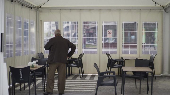 El Gobierno Regional de Madrid refuerza las medidas de seguridad contra incendios en locales de ocio. Compromiso institucional con la seguridad en espacios de ocio.