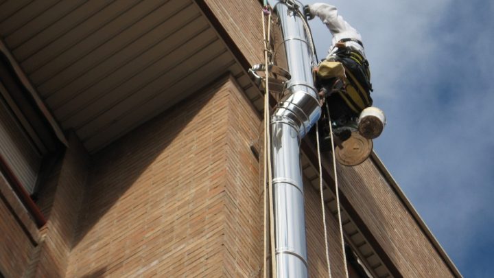 La instalación de la salida de humos en hostelería en España: normativa, requisitos y claves para abrir un negocio sin riesgos.