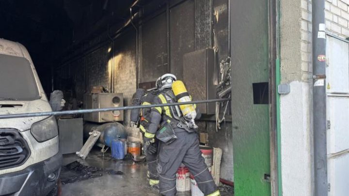 Incendio en una zona industrial de Humanes: los bomberos trabajan en su control