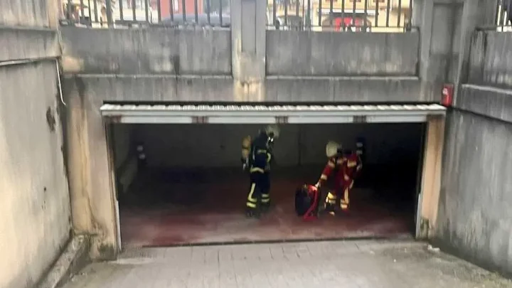 Los bomberos sofocan un incendio declarado en un garaje de Sarón