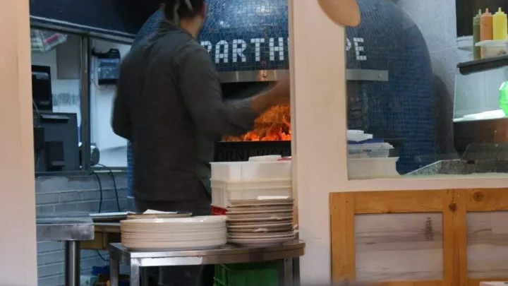 Arde un restaurante italiano de Zaragoza. Una rápida intervención evita consecuencias mayores en plena zona histórica.