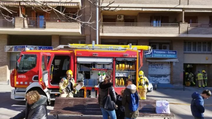 Un pequeño incendio en un piso de L’Escorxador termina sin heridos