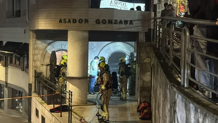 Incidente por fuego en un restaurante del centro de Santiago obliga a desalojar a los clientes