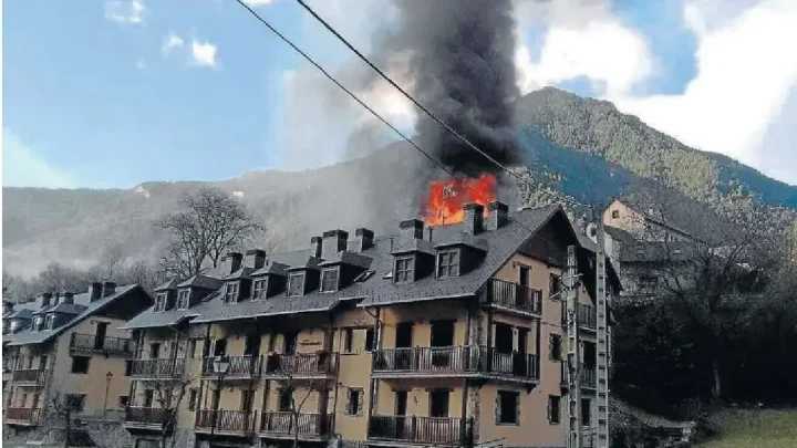 Desalojo preventivo por incendio en un edificio residencial del Pirineo aragonés