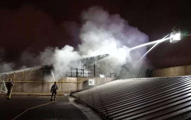 Incendio en Reus obliga a evacuar a 44 personas tras reactivarse el fuego en una nave industrial