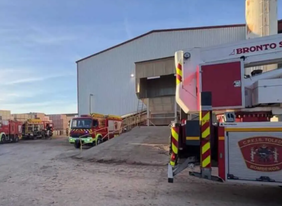 Bomberos luchan más de 14 horas contra un incendio en empresa cerámica de Yuncos