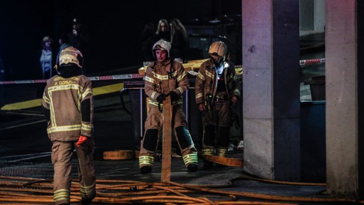 Clausurada una hamburguesería por dos incendios casi consecutivos en A Coruña. Intervención de emergencia y clausura preventiva del local.