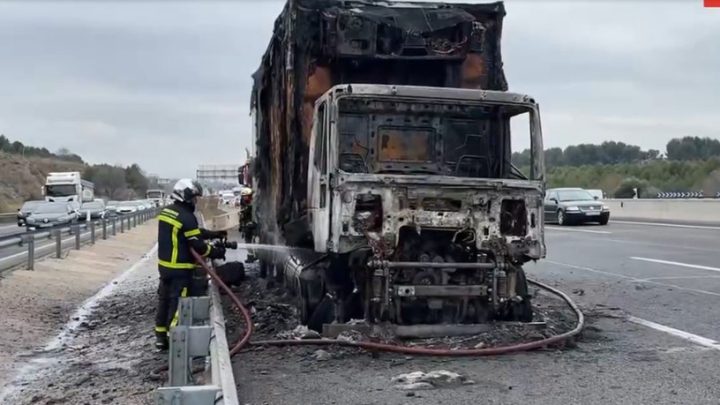 Incendio en un camión frigorífico paraliza la A-3 a la altura de Rivas-Vaciamadrid y provoca el cierre total de la autovía