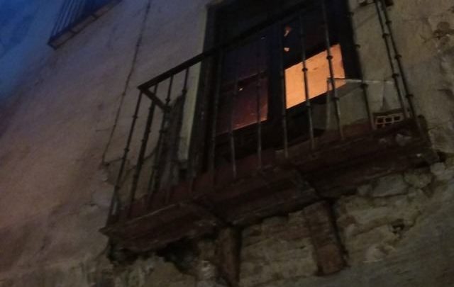 Incendio en vivienda ocupada en Toledo deja un herido leve y riesgo estructural
