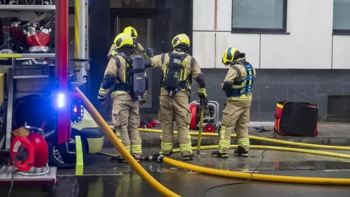 Incendio en una vivienda de Santiago obliga a intervenir a los bomberos tras arder una campana extractora. Intervención urgente en la rúa Travesía da Calzada do Sar.