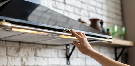 El gran error al usar la campana extractora que está llenando de olor todas las viviendas. La advertencia clave sobre ventilación