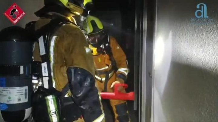 Evacuación urgente en un alojamiento turístico de la costa alicantina tras un incendio nocturno que moviliza a bomberos y fuerzas de seguridad