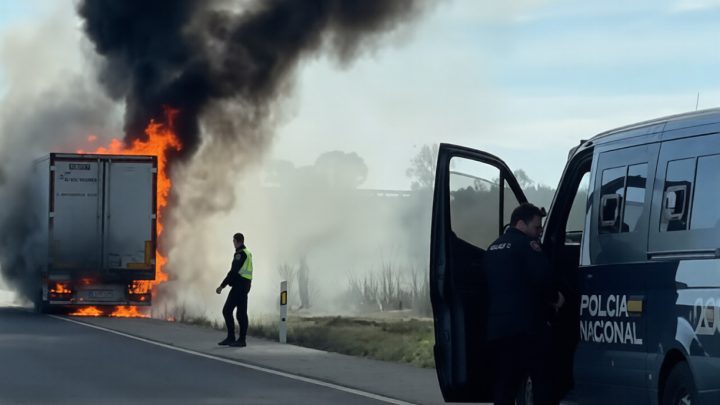 Grave incendio de camión en la A-6 entre San Esteban del Molar y Cerecinos de Campos provoca circulación lenta. Intervención inmediata