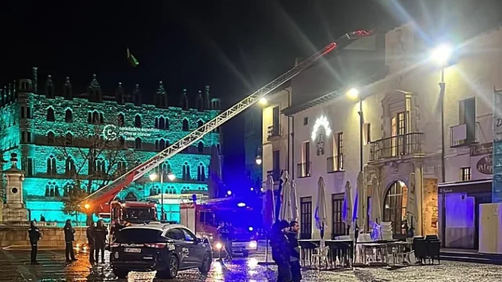 Incendio nocturno en un restaurante del centro de León obliga a intervenir a los bomberos. Rápida actuación de los servicios de emergencia