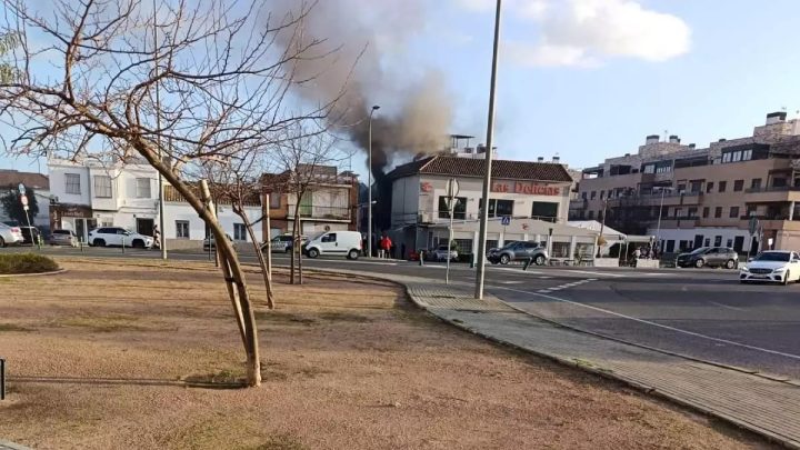 Incendio en restaurante de Córdoba obliga a intervención urgente de bomberos y servicios sanitarios