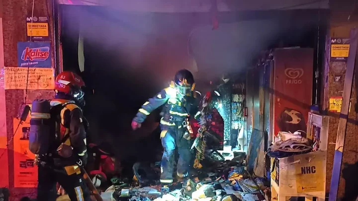 Incendio nocturno arrasa un local comercial en el sur de Tenerife. Intervención urgente de bomberos y evacuación preventiva en Los Cristianos.