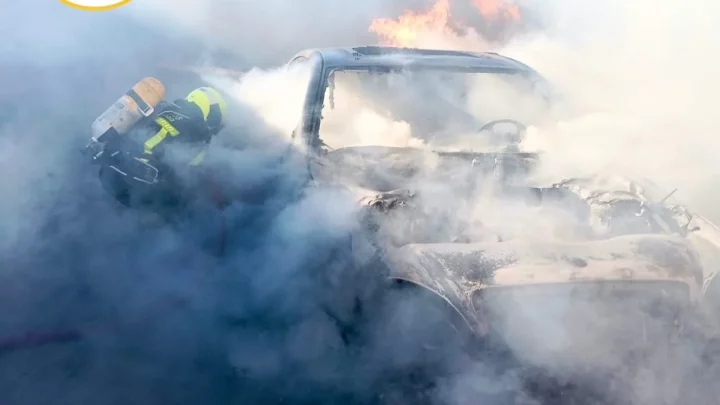 Susto en el Callejón del Águila: sofocado un incendio de vehículo junto a un garaje en Chiclana. Intervención urgente